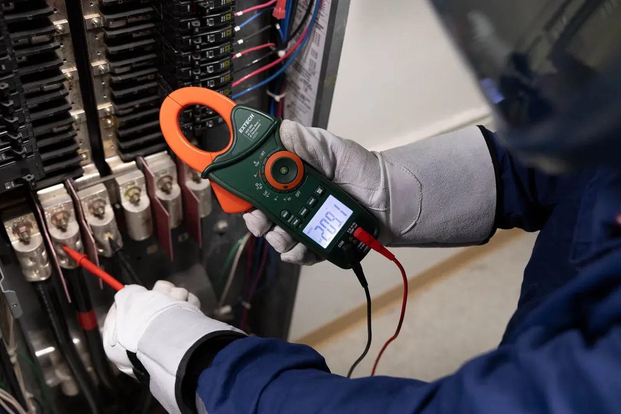 แคลมป์มิเตอร์ 1000 A True RMS AC Clamp Meter with IR รุ่น EX820A