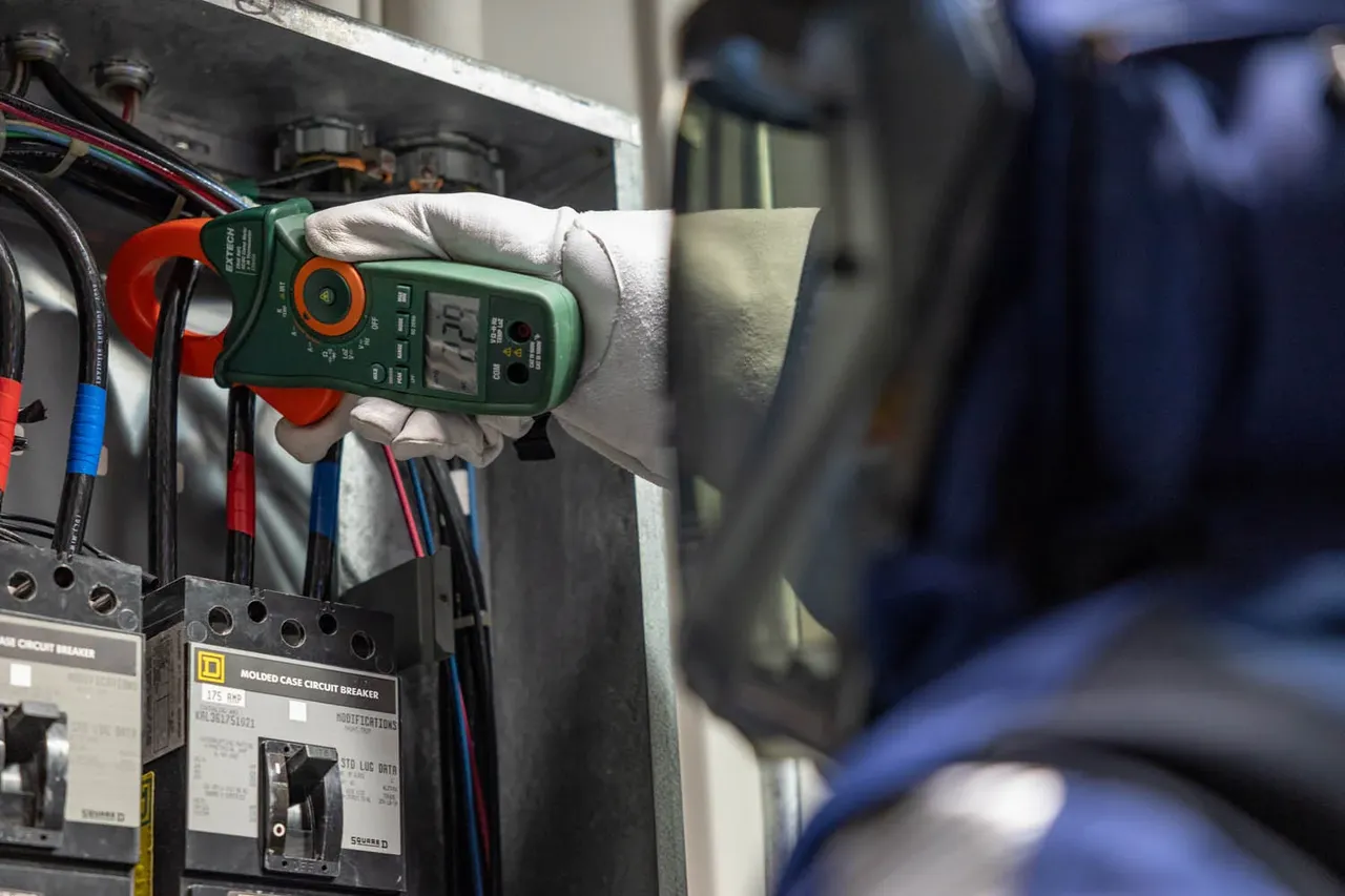 แคลมป์มิเตอร์ 1000 A Clamp Meter with IR Thermometer รุ่น EX840A