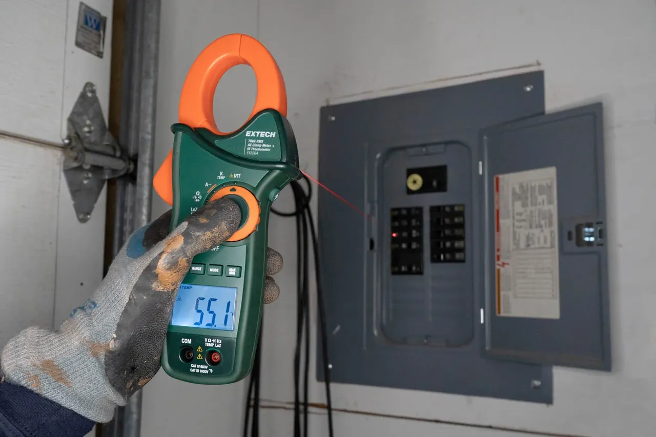 แคลมป์มิเตอร์ 1000 A True RMS AC Clamp Meter with IR รุ่น EX820A